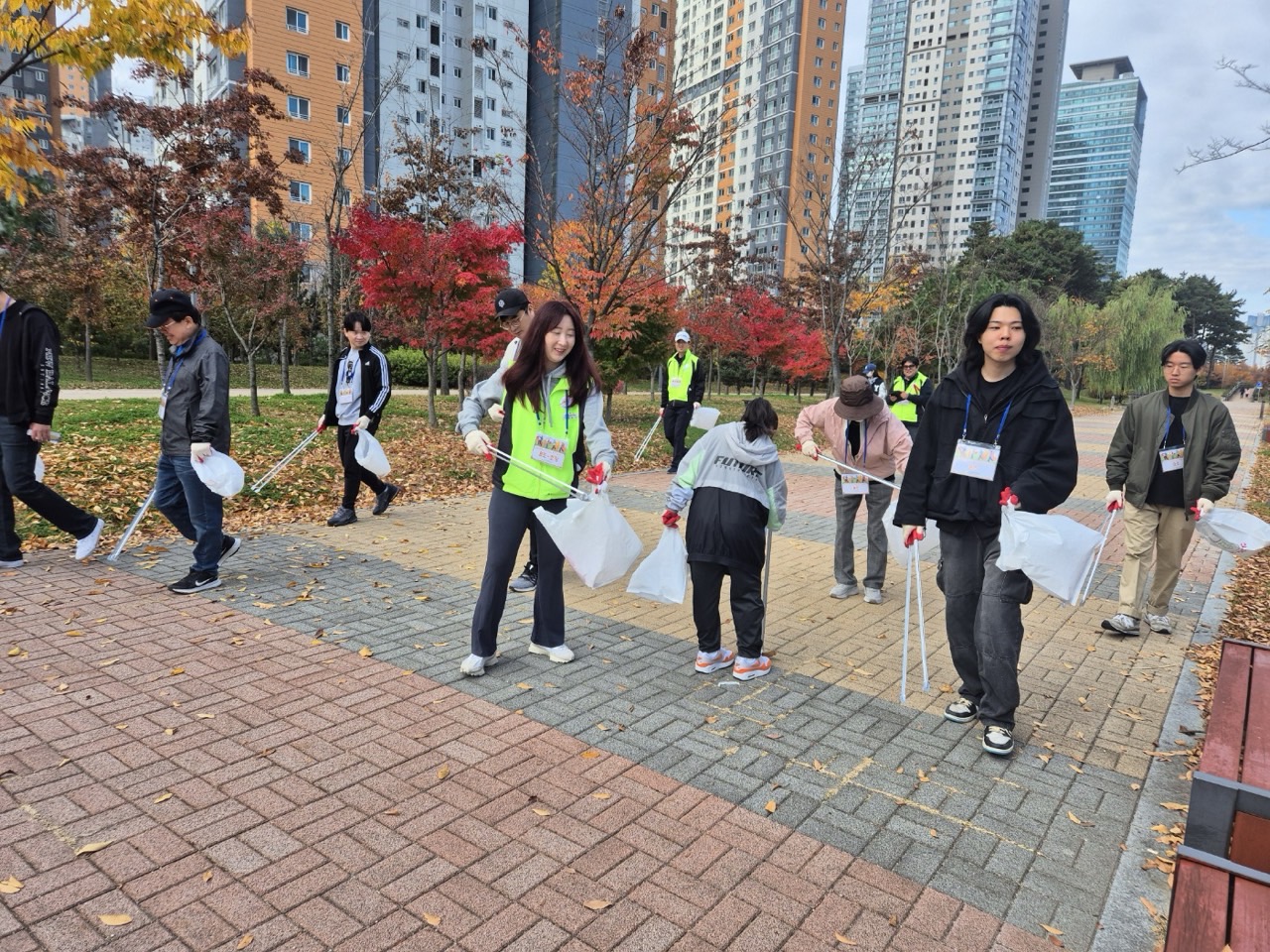 연수구 송도3동 주민자치회는 지난 16일 송도3동 일대에서 지역 주민들과 함께 송도국제도시 산책길 노르딕 걷기 및 환경 정화 활동 행사를 실시했다
